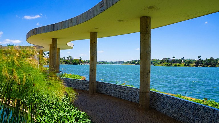 Flat na orla da Lagoa da Pampulha • Piscina na