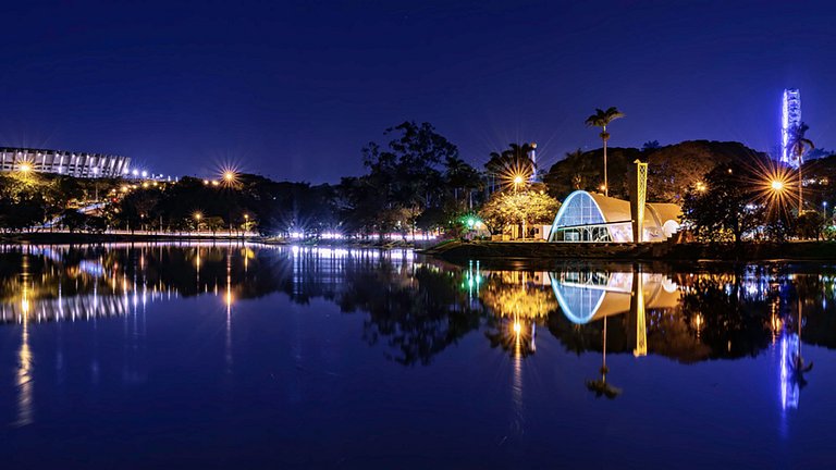 Flat na orla da Lagoa da Pampulha • Piscina na