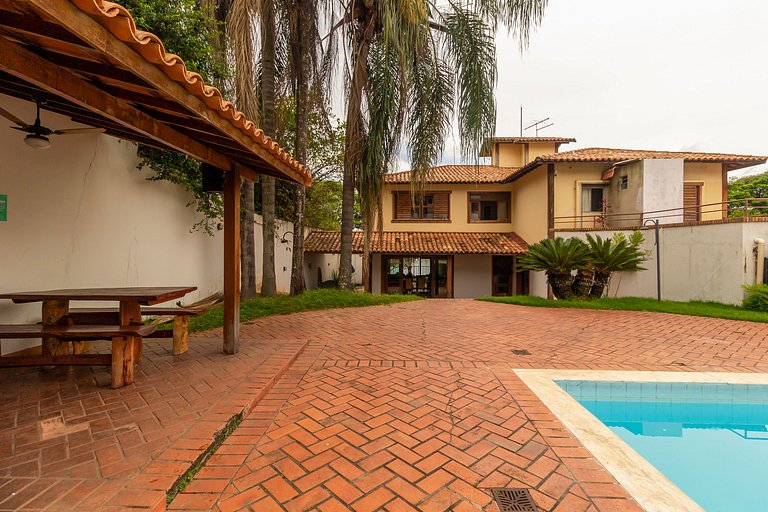 En-suite room in Pampulha with lake views and a pool