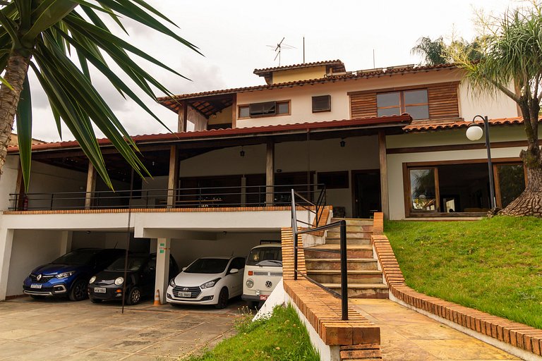 Suíte para quatro pessoas na Pampulha com piscina e vista pa