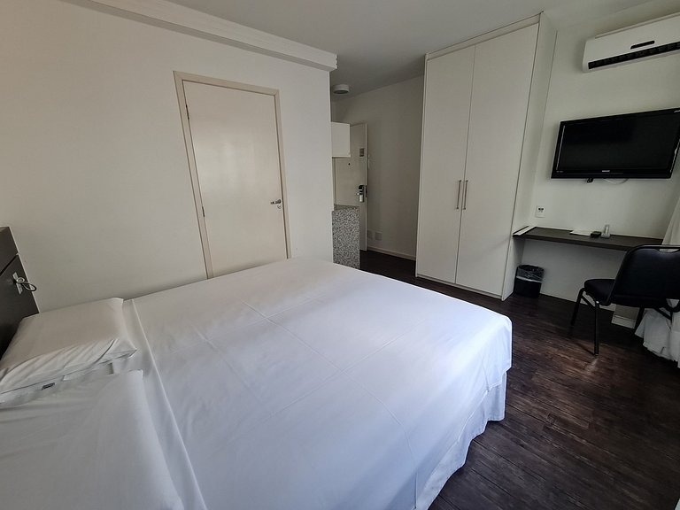 Flat on the Lagoa da Pampulha waterfront •