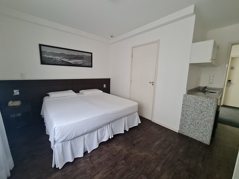 Flat na orla da Lagoa da Pampulha • Piscina na