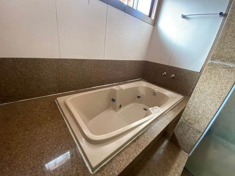 Suíte Queen com Jacuzzi e Vista para a Lagoa da Pampulha
