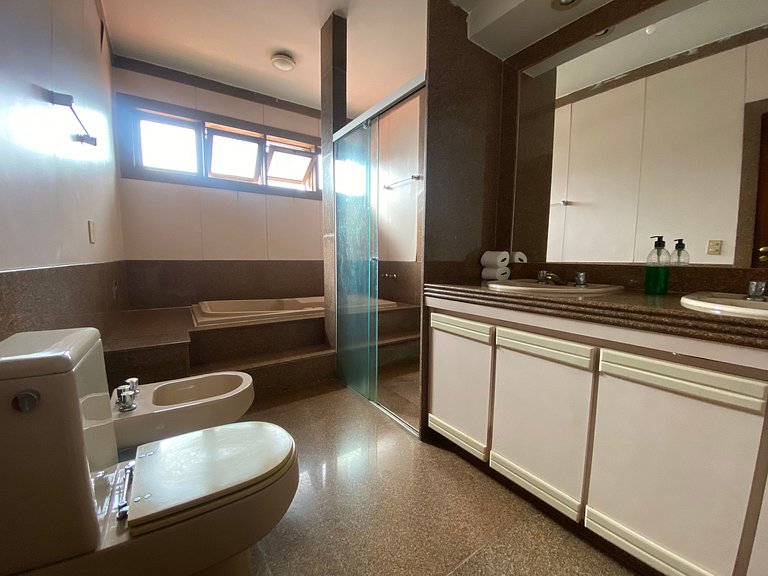 Queen Suite with Jacuzzi and Views of Lagoa da Pampulha