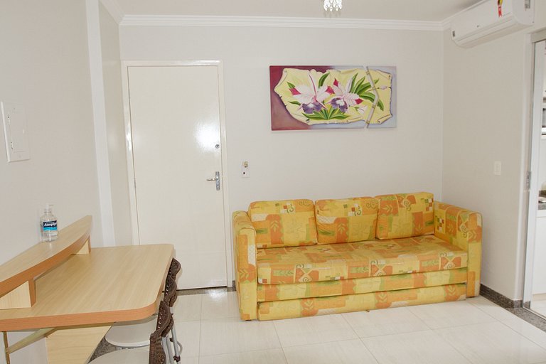 10-min walk to Hot Park | Quiet apartment with parking space
