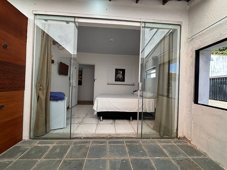 Quarto Moderno C/ Smart TV e Varanda