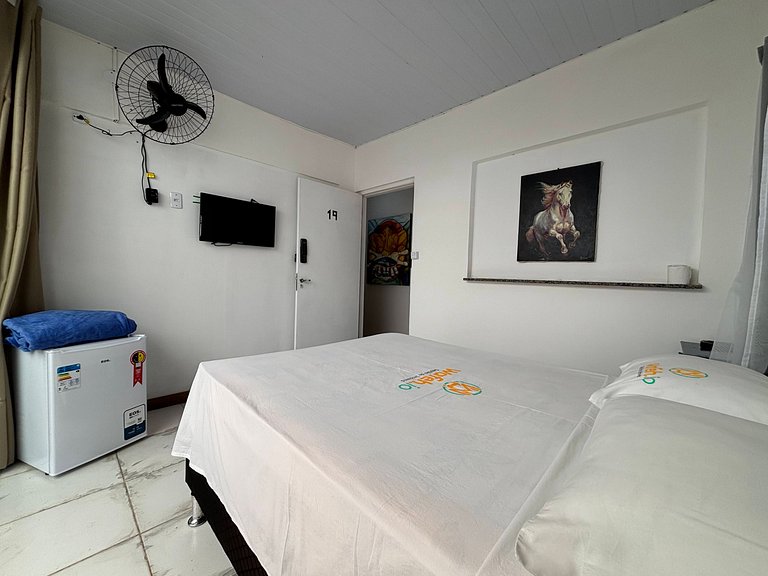 Quarto Moderno C/ Smart TV e Varanda