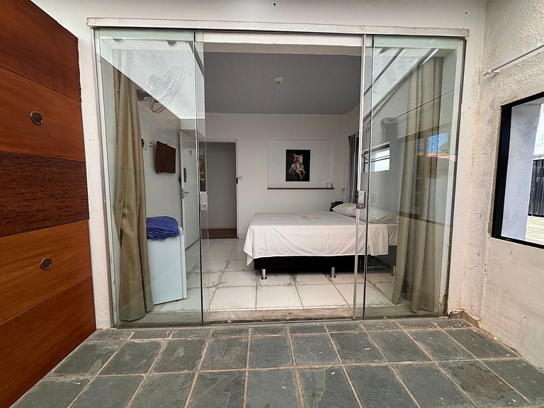 Quarto Moderno C/ Smart TV e Varanda