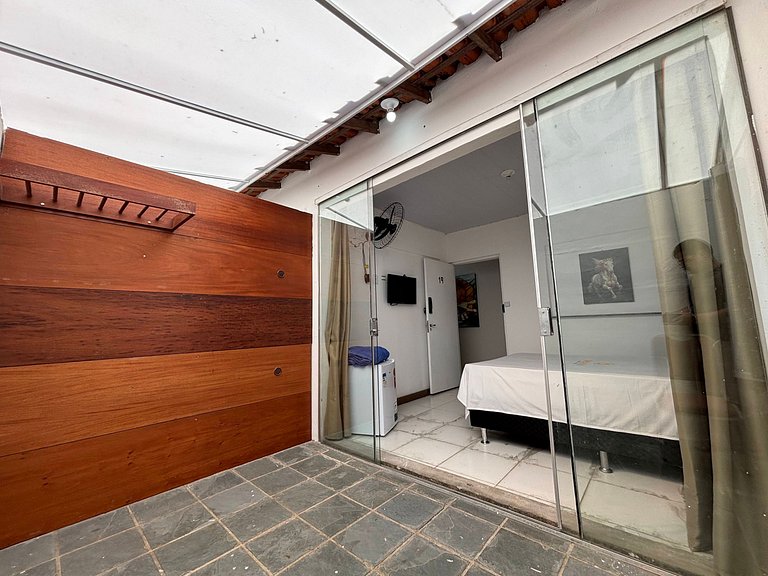 Quarto Moderno C/ Smart TV e Varanda
