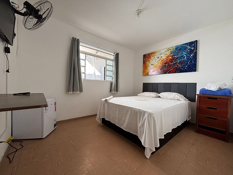 Quarto confortável C/ Smart TV e Frigobar