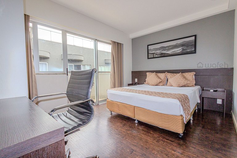 Flat Incrível com Varanda e Excelente Localização!