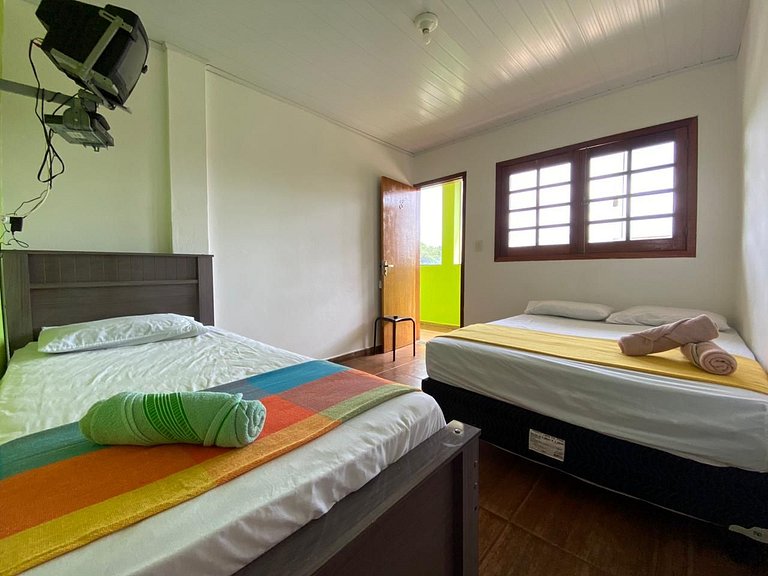 Suíte Tripla Silenciosa: Fresca e Arejada