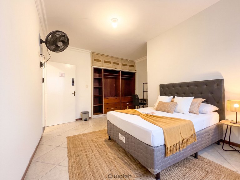 Suíte Casal com Home Office • Casa Amarela Wafeh