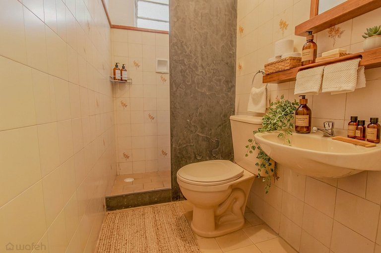 Suíte para quatro pessoas na Pampulha com piscina e vista pa