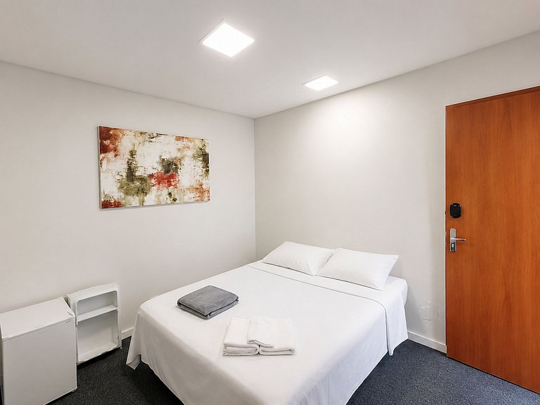 Quarto Privativo com Cama de Casal e Frigobar