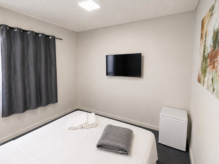 Quarto Privativo com Cama de Casal e Frigobar